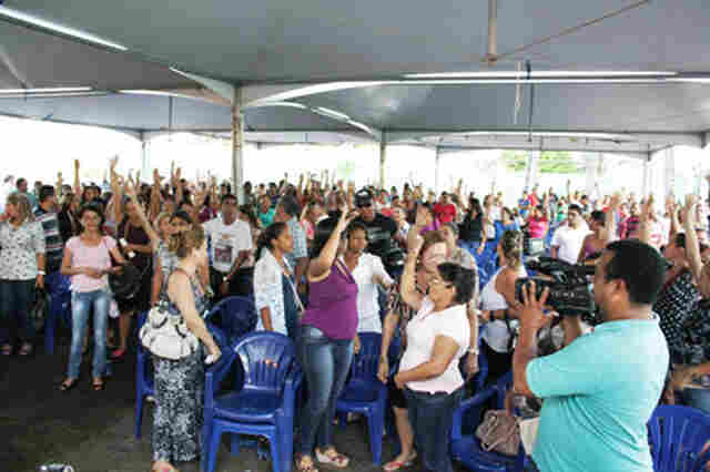 TRABALHADORES EM EDUCAÇÃO DECIDEM MANTER GREVE E MONTAR ACAMPAMENTO NA PREFEITURA