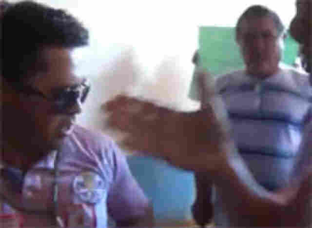 SEGURANÇAS DO GOVERNADOR AGRIDEM GREVISTAS; VÍDEO