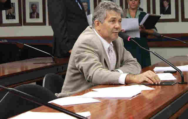 Magno critica as Resoluções 429/12 e 434/13, do Conselho Nacional de Trânsito