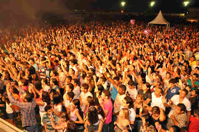 Milhares de pessoas participam de eventos comemorativos ao Dia do Evangélico