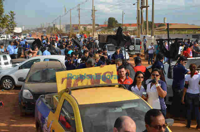 MANIFESTANTES SAEM EM CORTEJO NO &#34;ENTERRO DA RUA DA BEIRA; VÍDEO E FOTOS