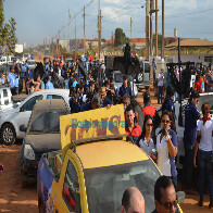 MANIFESTANTES SAEM EM CORTEJO NO &#34;ENTERRO DA RUA DA BEIRA; VÍDEO E FOTOS
