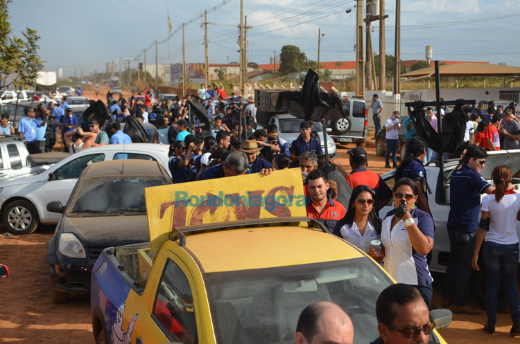 MANIFESTANTES SAEM EM CORTEJO NO "ENTERRO DA RUA DA BEIRA; VÍDEO E FOTOS