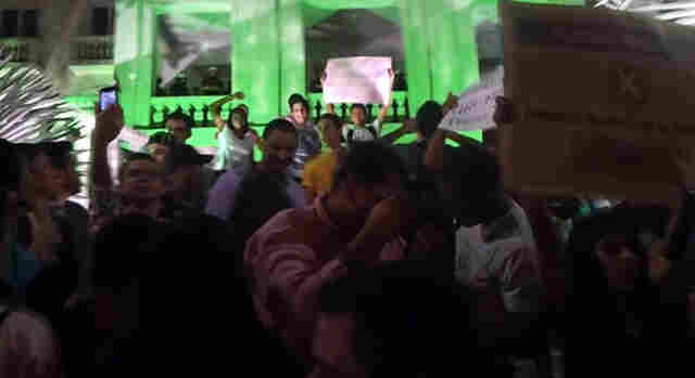 Vídeo mostra povo tomando as escadarias do Palácio Presidente Vargas