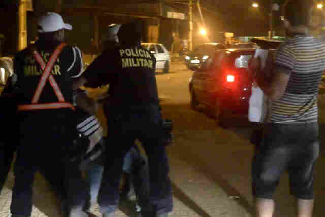 VÍDEOS MOSTRAM AÇÃO DA PM CONTRA MANIFESTANTES EM OBRAS DE VIADUTO NA CAPITAL