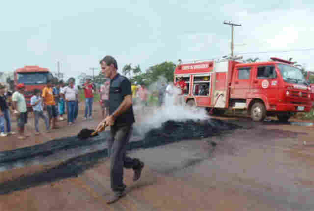 GOVERNO SE COMPROMETE A RECEBER MANIFESTANTES E BR-364 É LIBERADA EM EXTREMA
