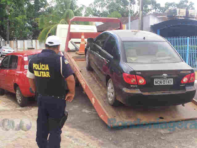 PM apreende carro oficial estacionado em local proibido