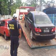 PM apreende carro oficial estacionado em local proibido