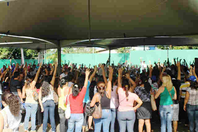 Trabalhadores em educação municipais conseguem gratificação de 8% e suspendem a greve