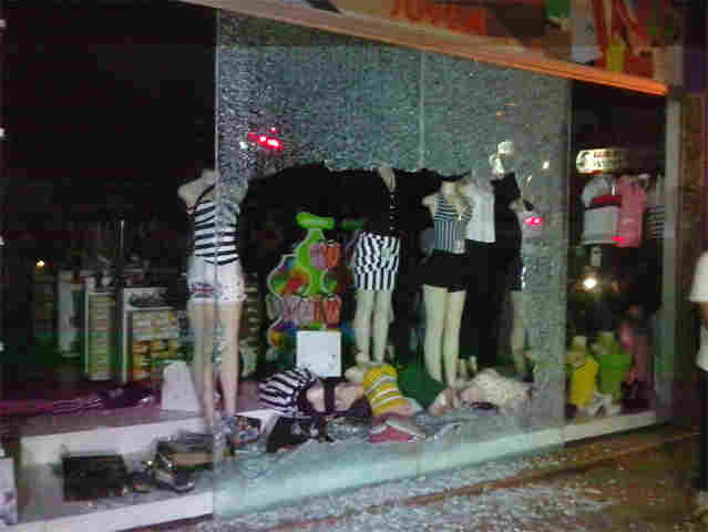 BADERNEIROS DESTROEM LOJAS E ENTRAM EM CONFRONTO COM PM NA CAPITAL; Fotos