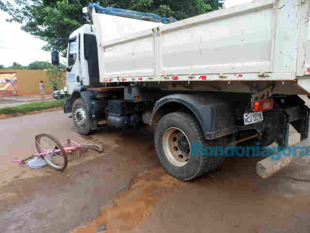 Caçamba atropela criança de oito anos na Capital