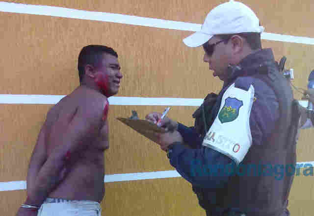 Policial é assaltado, persegue e acaba atropelando suspeitos