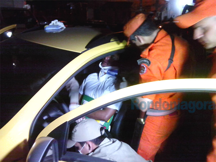 Acidente deixa motorista preso em veículo