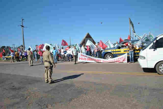 Manifestantes fecham rodovias no Cone Sul; bloqueio isola cidades da região