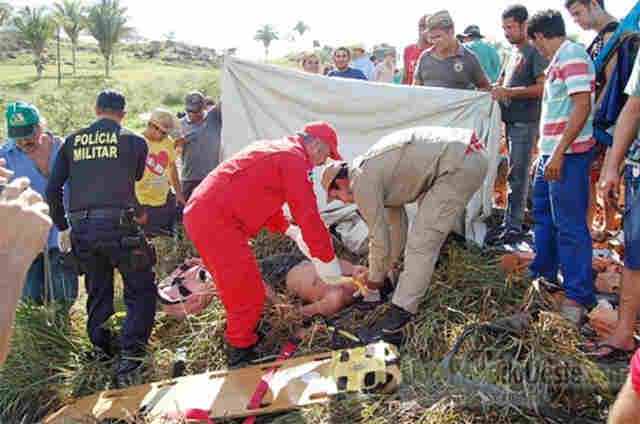 Caminhão carregado de tijolos colide com carreta e motorista tem a perna dilacerada
