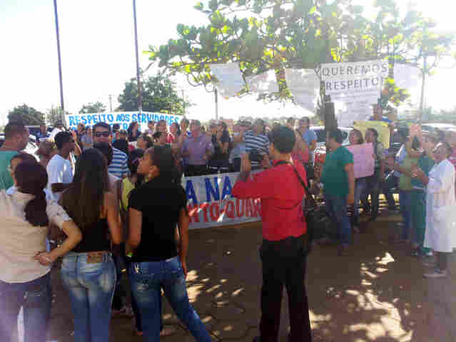 Servidores do Cemetron protestam contra abusos de diretora