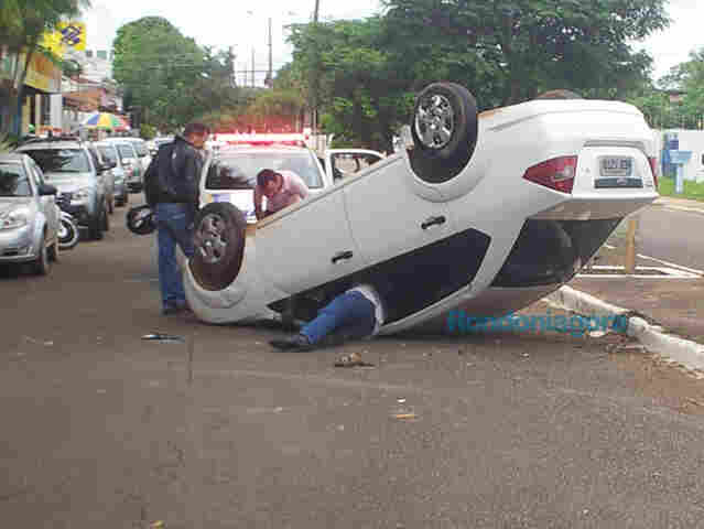 Fiesta em alta velocidade capota após bater em L-200 no Centro
