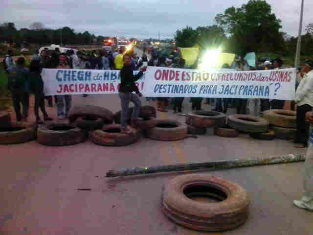 Moradores bloqueiam a BR-364 em Jacy-Paraná
