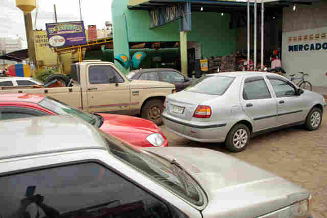 Semtran aplica multas, mas decide fazer esclarecimentos sobre estacionamento