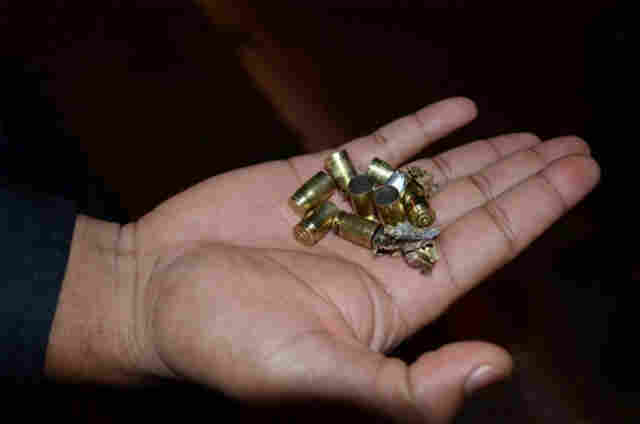 Enfurecido após briga, PM atira oito vezes na casa da namorada