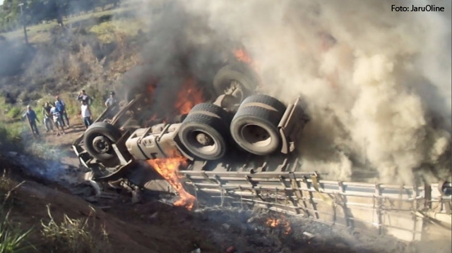 Motorista morre em acidente com carreta