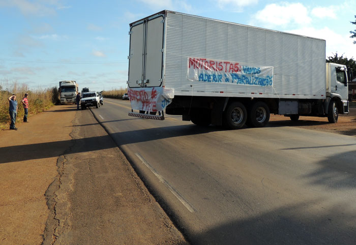Sindicato dos transportes fecha a BR próximo a Candeias