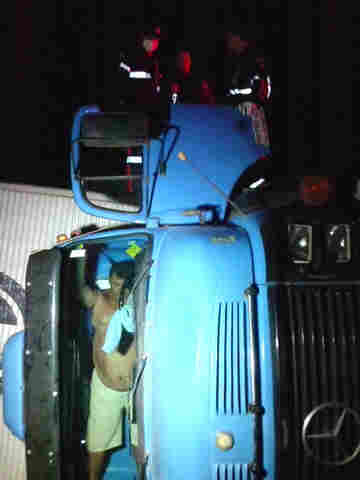 Motorista perde controle de caminhão e fica preso em cabine