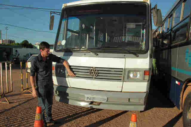 Semtran apreende veículos irregulares que realizavam serviço de transporte escolar