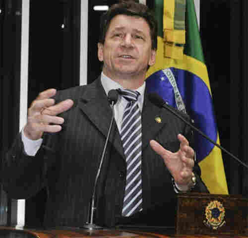 Senador afirma que é inocente e refuta renúncia