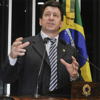 Senador afirma que é inocente e refuta renúncia