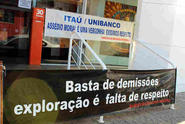 Bancários fecham agência do Itaú na Capital
