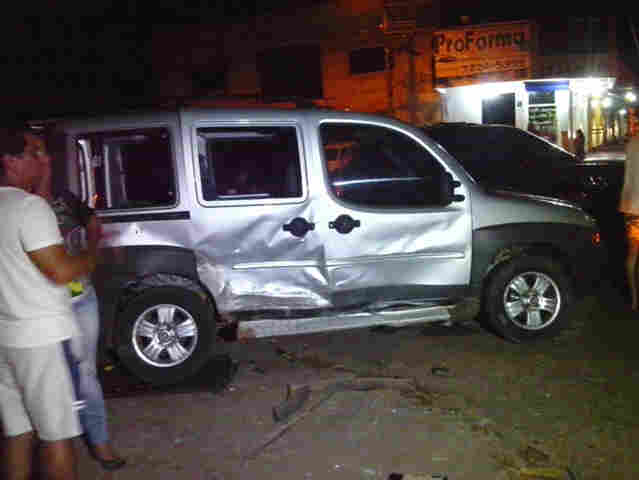 Acidente envolve três veículos em trecho sem semáforo