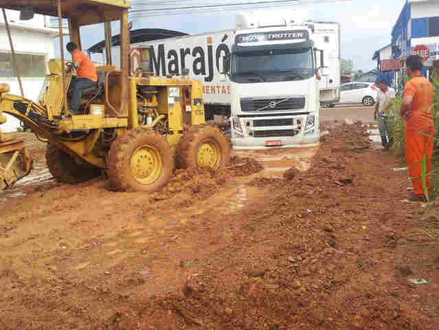Carreta atola após chuva e destrói obra do DER