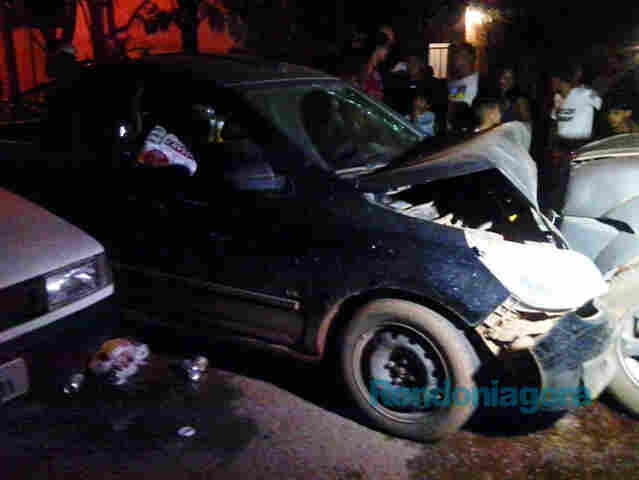 Jovem sai em alta velocidade e causa acidente com viatura da PM