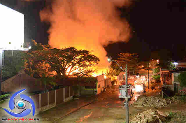 Incêndio criminoso destrói duas residências em Ji-Paraná