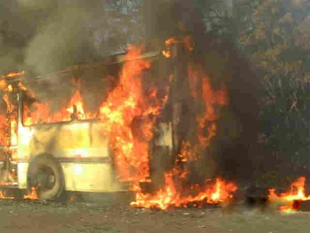 Ônibus escolar pega fogo em Jaru