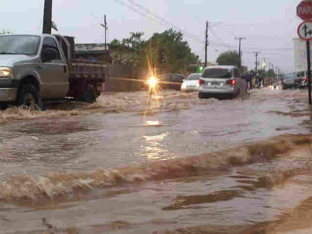 Chuva forte causa inundações e complica vida do portovelhense