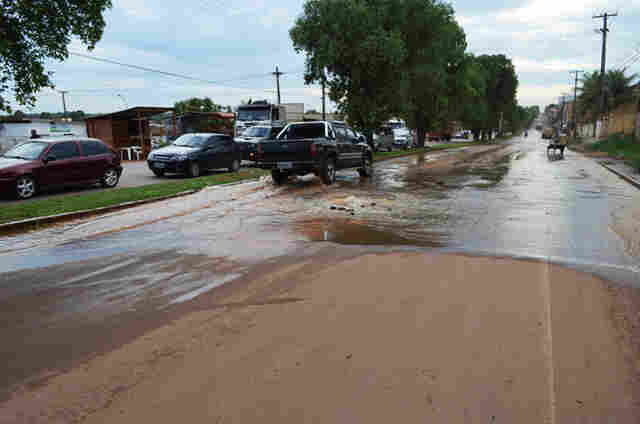 Encanação se rompe em via de grande tráfego da Capital
