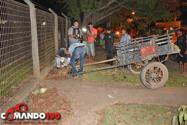 PROFESSOR MORRE AO BATER NA TRASEIRA DE CARROÇA