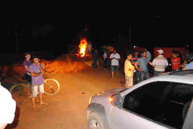 Indignados, empresários fecham BR-429