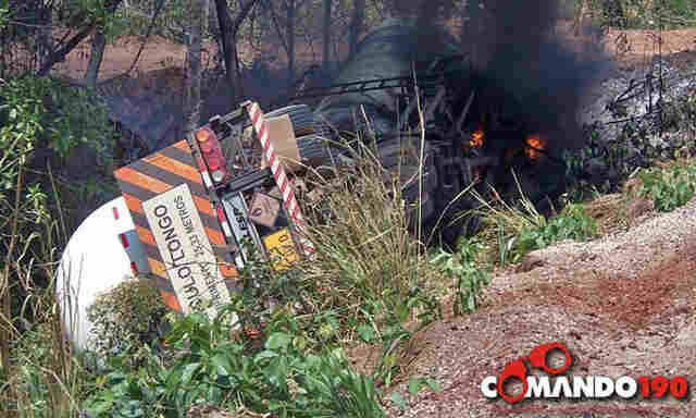 Caminhão tanque pega fogo após sair da pista e capotar na BR 364