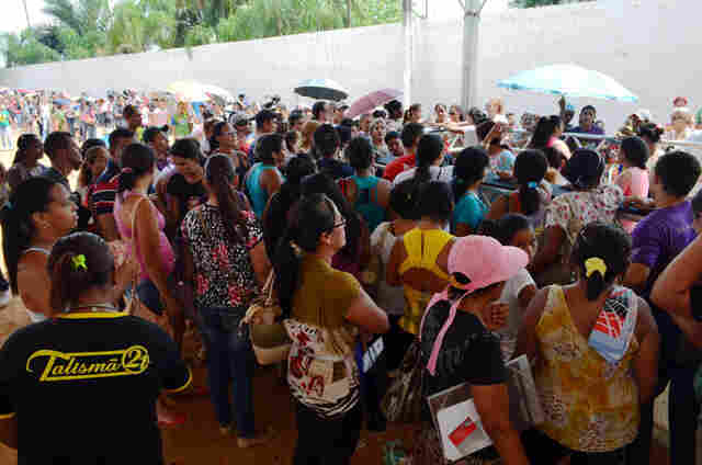 Milhares aguardam em fila para inscrição em programa para casa própria