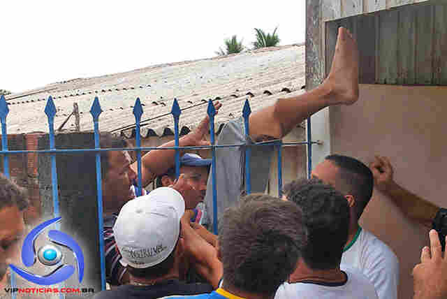 Homem tenta pular o muro de casa e fica com a perna espetada na grade