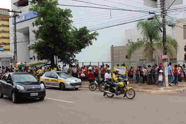 Filas imensas em Porto Velho no retorno dos bancários após greve