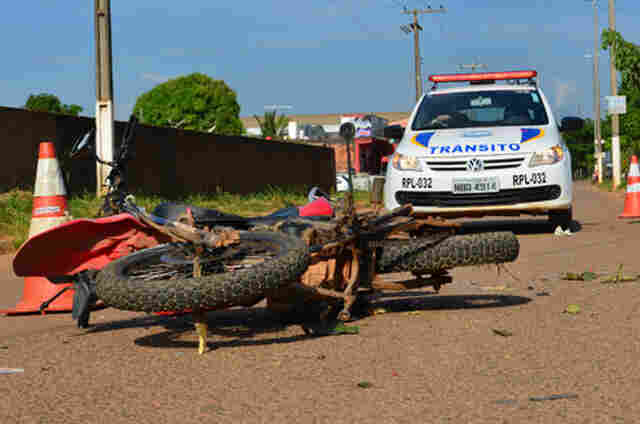 Inabilitado perde controle e bate moto em árvore na Capital; Vídeo
