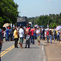 MORADORES CUMPREM AMEAÇAS E FECHAM BR-364 EM PROTESTO POR ENERGIA