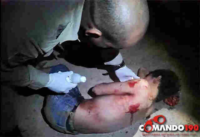 Jovem é atingido por tiro ao chegar em casa