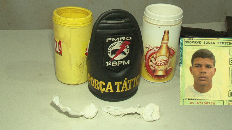 Traficante preso escondendo droga no fundo de isopor para garrafa de cerveja