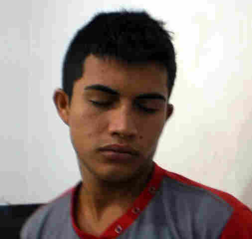 Bandido flagrado no forro de loja da Zona Leste