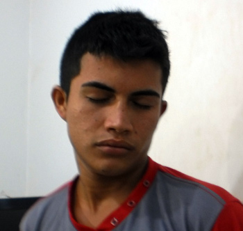 Bandido flagrado no forro de loja da Zona Leste